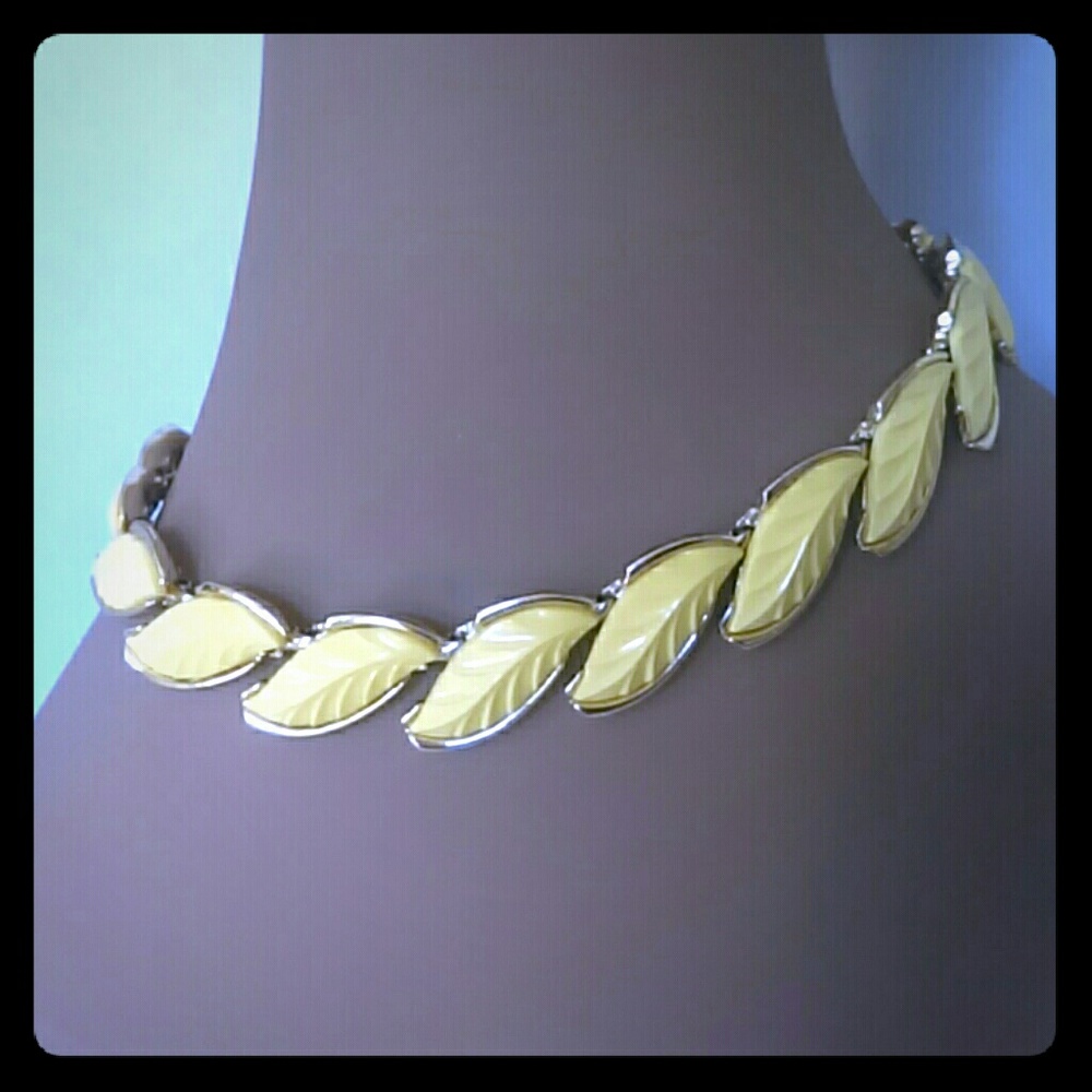 VINTAGE Pale Yellow Lucite Choker Necklace